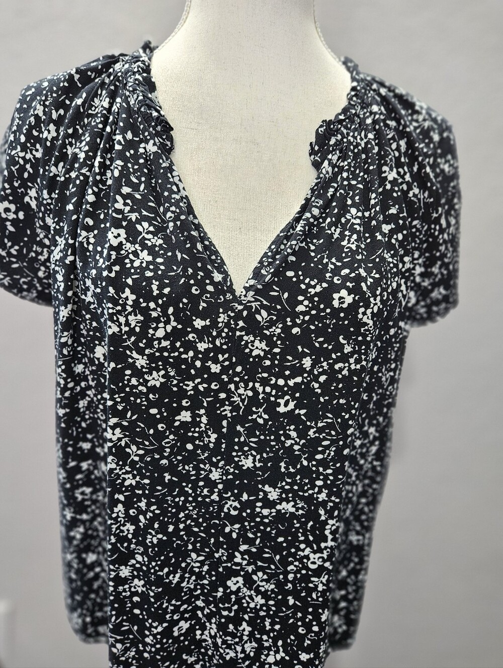 EUC GAP Black and White Floral V-Neck Blouse